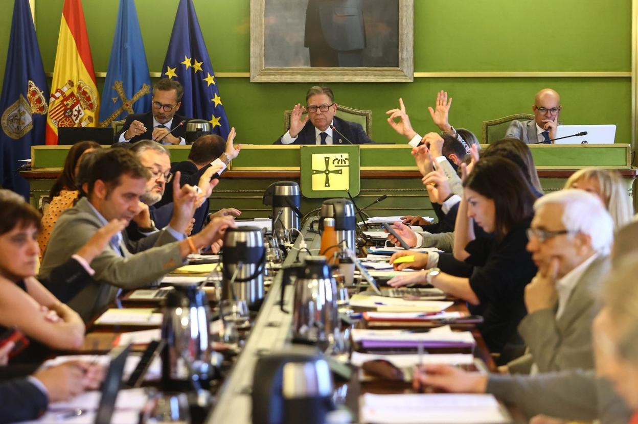 Los concejales del PP y Ciudadanos votan a favor de la ordenanza de terrazas. 