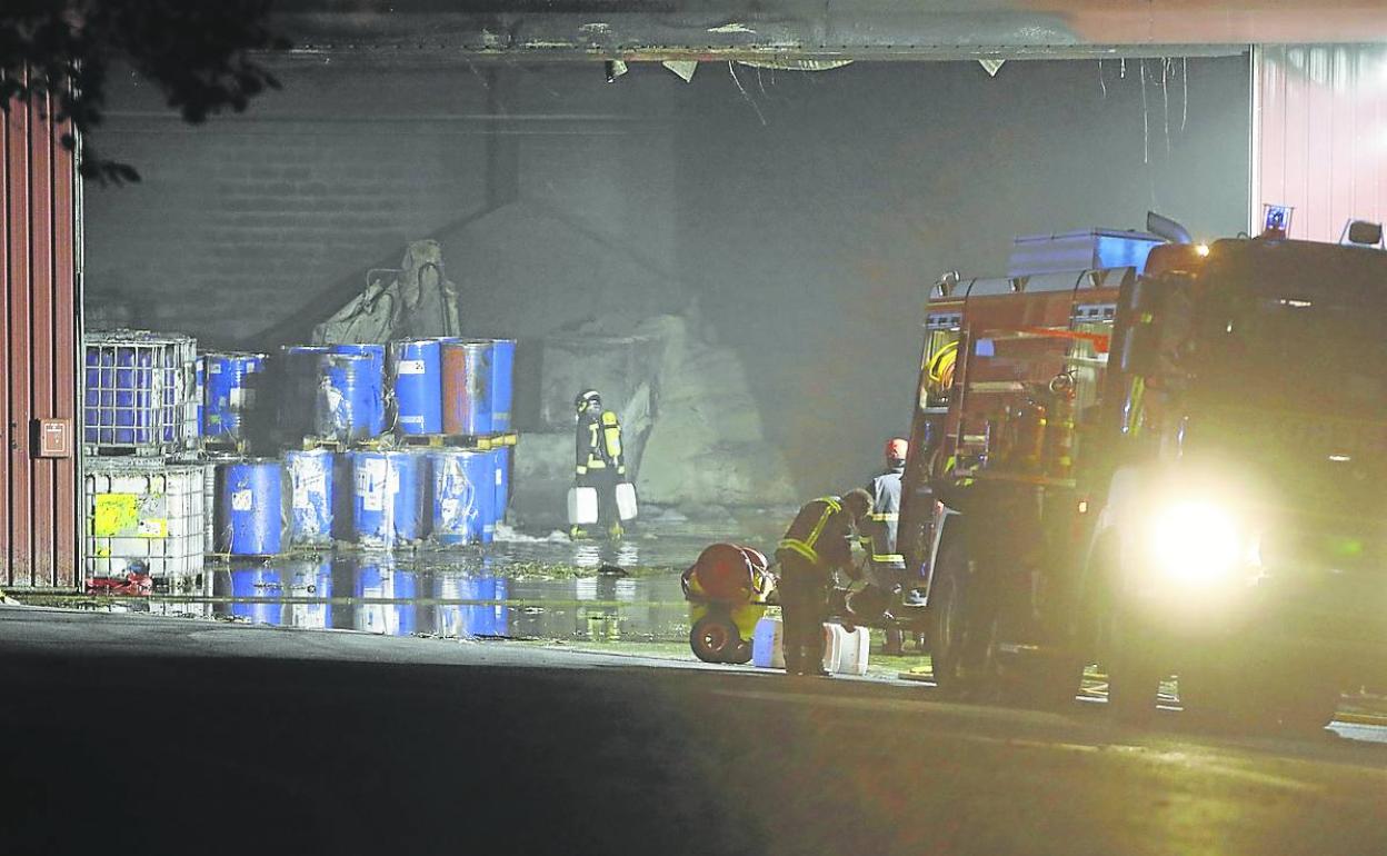 Los Bomberos de Asturias sofocan el incendio en la planta de residuos industriales de Cogersa.