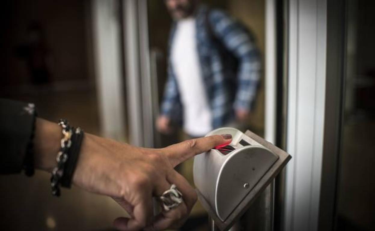 Control de acceso mediante huella digital en una empresa. 