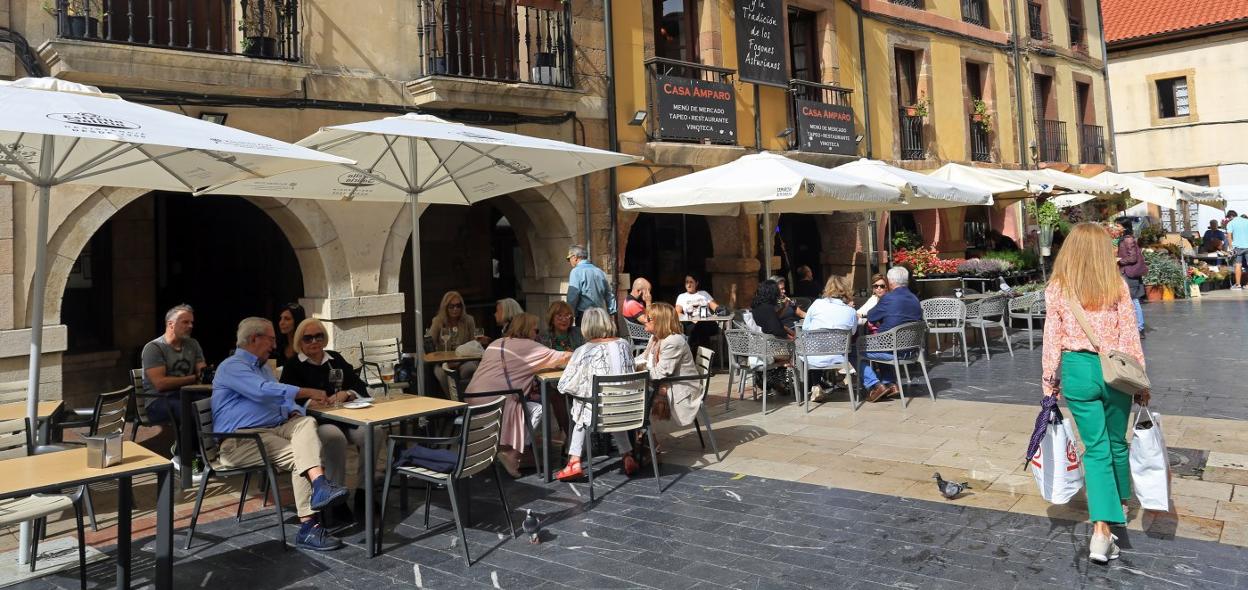 Varios grupos de personas disfrutan del aperitivo en las terrazas de El Fontán. 