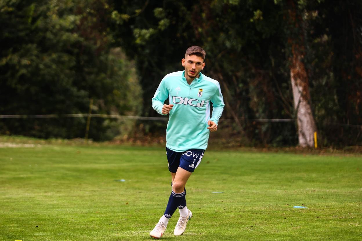 Viti realiza ejercicios en la sesión de ayer, en El Requexón.