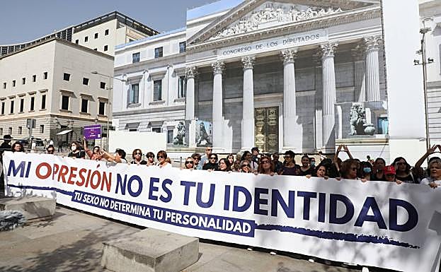 Feministas contrarias a la aprobación de la ley LGTBI-Trans se manifestaron esta semana frente al Congreso. 