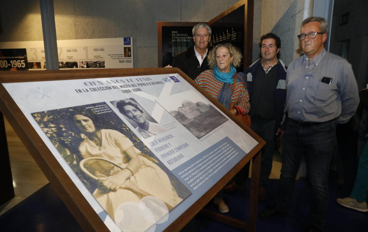 Los nietos de Lolina Menchaca, homenajeada en el marco del ATP Gijón. 