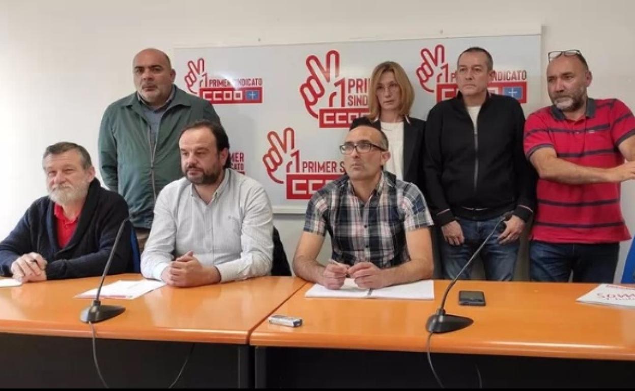 Los secretarios generales de CCOO de Industria y UGT-FICA, Damián Manzano y Jenaro Martínez, junto a trabajadores de Duro Felguera.