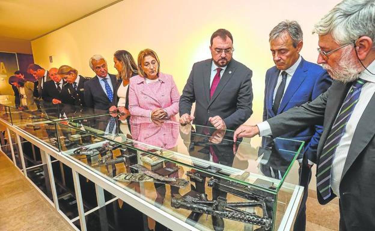 Por la derecha, Florencio Domínguez (presidente del Centro para la Memoria de las Víctimas del Terrorismo) y Tomás Caballero (presidente de la Fundación Víctimas del Terrorismo) muestran varias armas incautadas en operaciones antiterroristas al presidente del Principado, Adrián Barbón, y la delegada del Gobierno en Asturias, Delia Losa, en presencia del resto de autoridades y del presidente del Consejo de Administración de EL COMERCIO, José María González. 