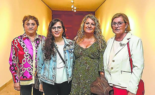 Por la izquierda, María Ángeles Perera (madre de la guardia civil Irene Fernández Perera, asesinada en Huesca en el año 2000), Cristina Beiro y María José Rama (la hija y la viuda del cabo langreano Juan Carlos Beiro) y Ángeles López (viuda de José María Sánchez Melero). 