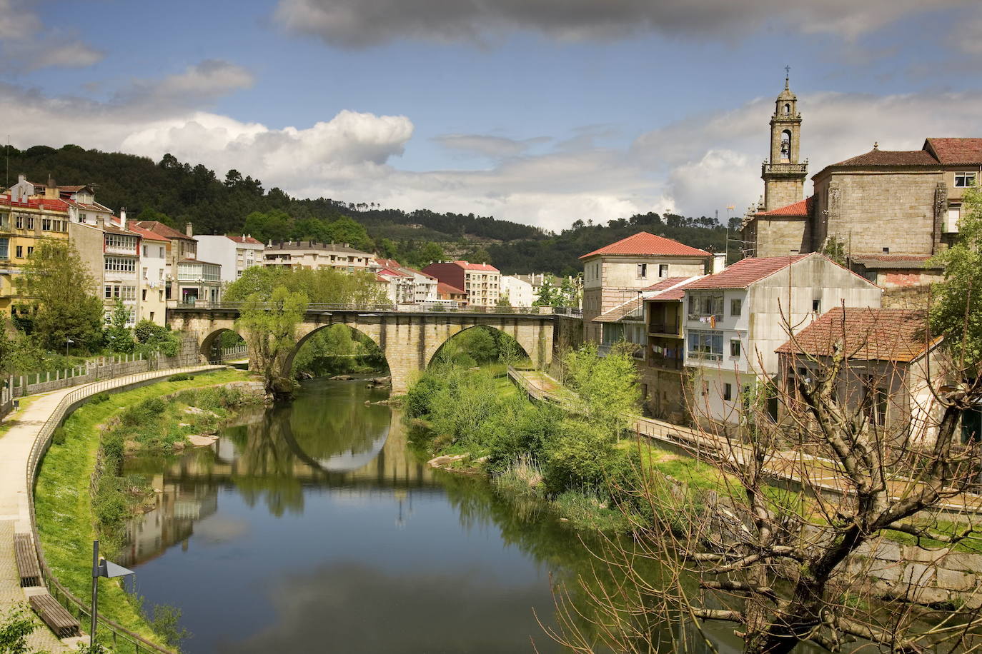 Nos situamos en las riberas del Avia, donde este río confluye con el Miño dejándonos paisajes sin igual y una villa medieval cuya zona antigua fue declarada Conjunto Monumental Histórico Artístico en 1947. Un lugar fascinante donde pasear por sus antiguas y tradicionales calles es un auténtico privilegio y donde se esconden un sinfín de rincones por descubrir. Restos romanos y prerromanos nos indican de que estas tierras estuvieron pobladas hace cientos de años. Cuentan que los primeros que se asentaron en Ribadavia fueron los celtas, atraídos por su belleza y su riqueza natural y mineral. Los romanos estaban en su salsa por aquí, rodeados de oro y de maravillosas aguas termales, dos de las cosas que más ansiaba este gran imperio. Pero, realmente, cuando Ribadavia empieza a ser conocida es en el siglo XI, cuando se convierte en un centro estratégico y vinícola y obtiene el título de capital del Reino de Galicia durante el reinado de Don García.