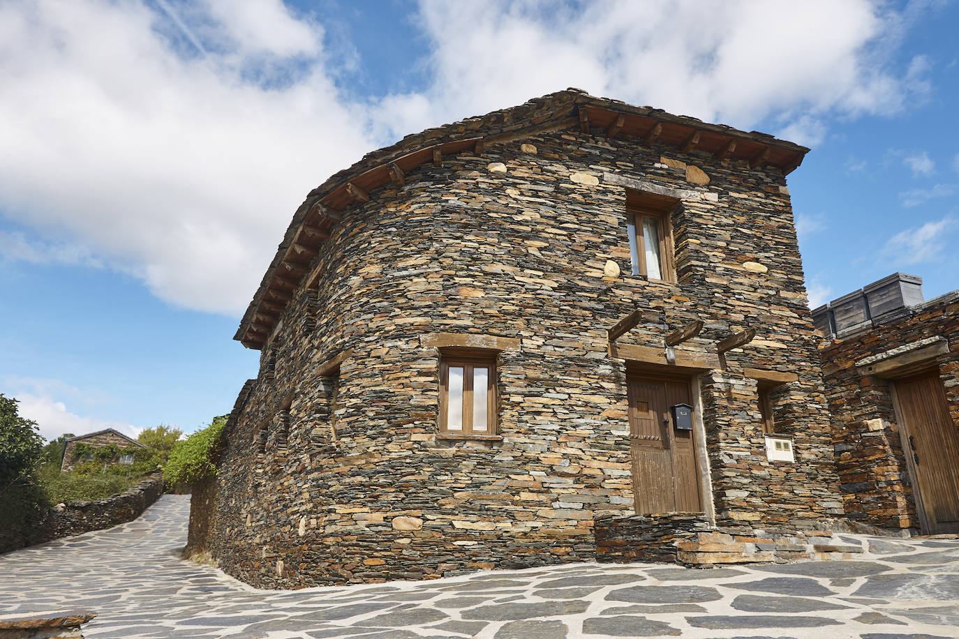 Roblelacasa (Guadalajara) Pequeño pueblo de la provincia de Guadalajara ubicado en la sierra de Ayllón, al norte de la provincia..La construcción de sus edificios responde a la arquitectura negra, tipo de arquitectura popular que emplea como elemento constructivo principal la pizarra, compuesto mineral de tonos grises, violetas, azulados, pardos, plateados o negruzcos.