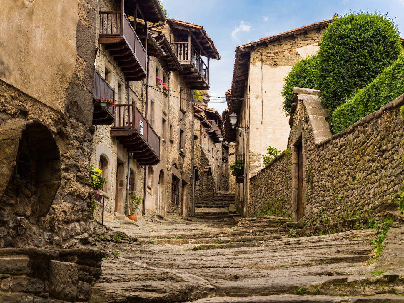 Rupit (Barcelona) | Rupit es un encantador pueblo medieval enclavado teatralmente en un entorno natural espectacular, La piedra de las casas, las calles, las plazas y los puentes de la población parecen dialogar con la roca de los riscos y los bosques del Collsacabra que le sirven de contexto. Está ubicado en la comarca de Osona situado al noreste de la comarca y al este de la sierra de Cabrera.