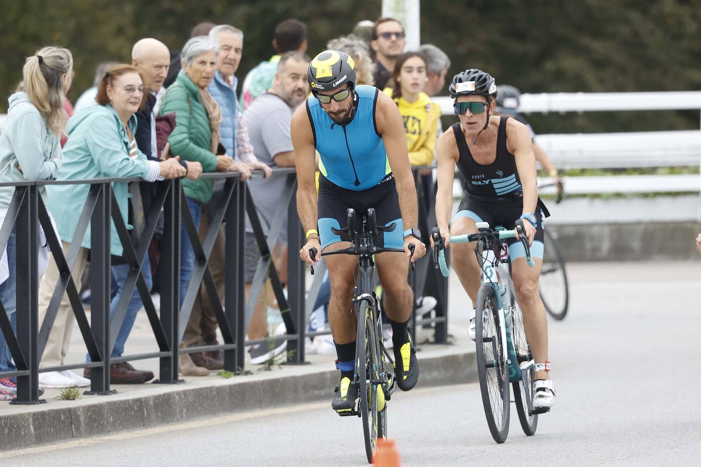 Fotos: Medio millar de participantes en el II Triatlón Ciudad de Gijón