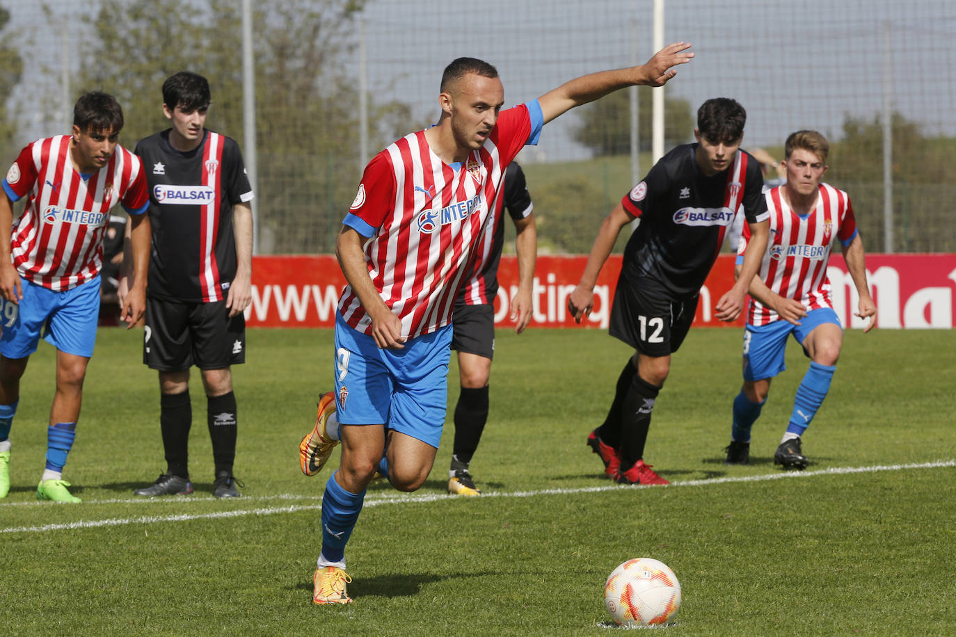 Fotos: Victoria del Sporting B frente a L&#039;Entregu (4-0)