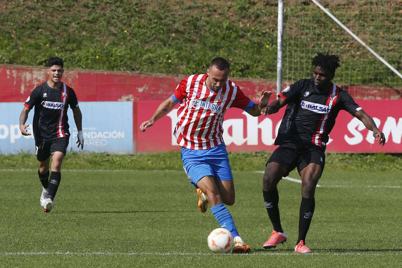 Fotos: Victoria del Sporting B frente a L&#039;Entregu (4-0)