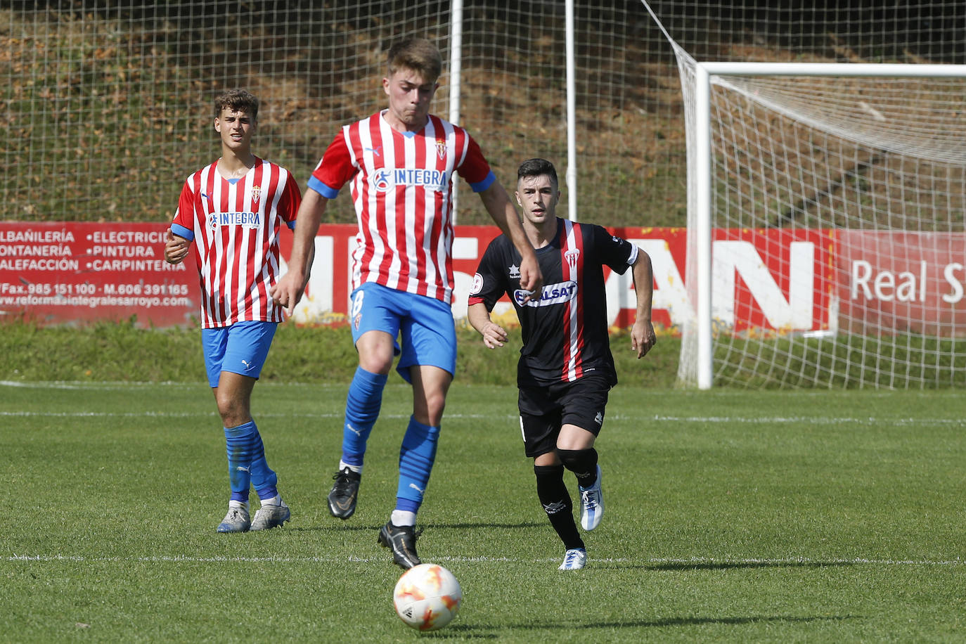 Fotos: Victoria del Sporting B frente a L&#039;Entregu (4-0)