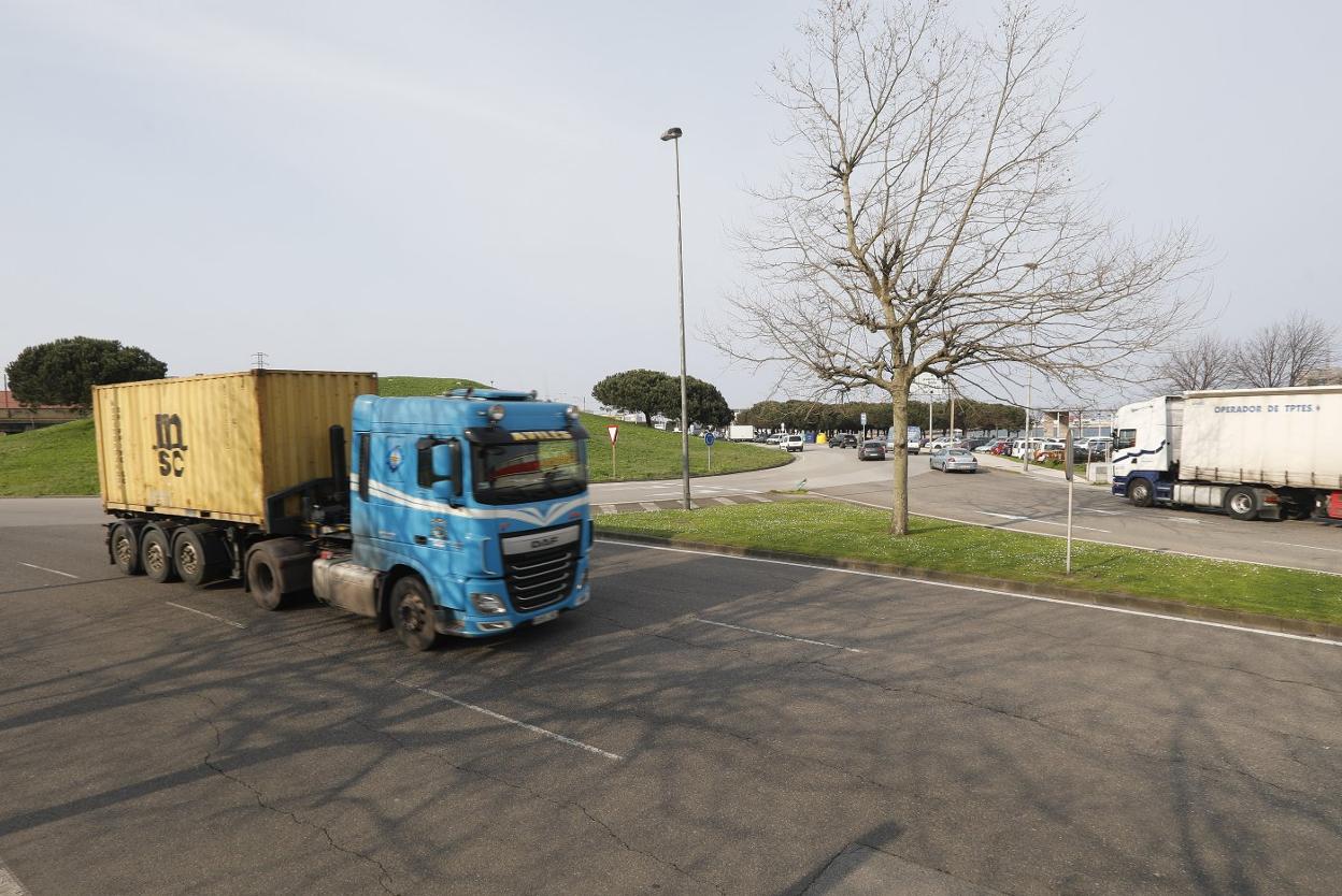 Camiones circulando por la rotonda del Arbeyal. 