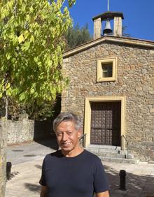 Imagen secundaria 2 - Arriba, Alejandro Bonilla, responsable del albergue municipal de peregrinos en la residencia de estudiantes. A la izquierda, Elena Estébanez, vecina del Carmen. A la derecha, Ismael María González Arias, en la capilla de El Carmen, en el antiguo barrio de La Villa d'Arriba.