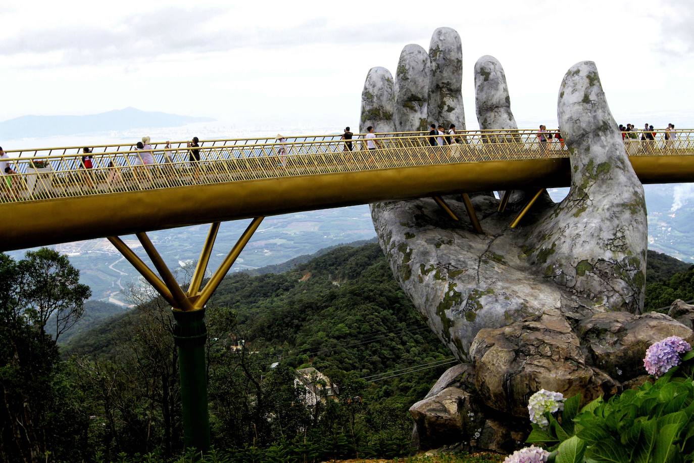 Golden Bridge (Vietnam).