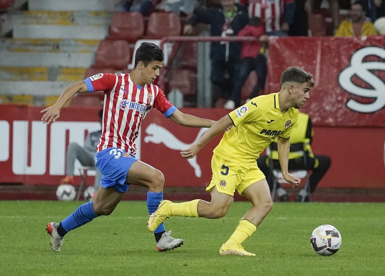 El canterano Nacho persigue a un jugador del Villarreal B en el partido de su estreno. 