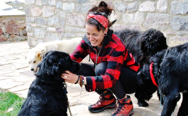 Tania Plaza es la única mujer guarda de refugio de montaña titulada en Asturias y la primera en España. Lleva nueve años al frente del refugio del Meicín. 