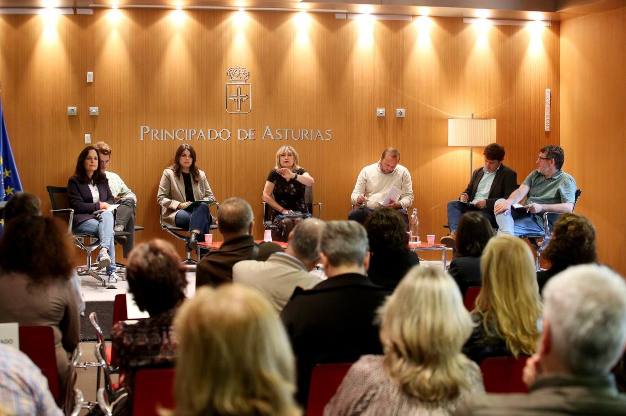 Los ponentes de la jornada: Raquel Ruiz, Daniel Sierra, Nadia García, Lidia Clara Rodríguez, Pablo Suárez, David Artime y Héctor Colunga. 