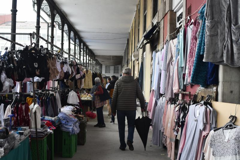 Fotos: El mercado regresa a la plaza entre charcos