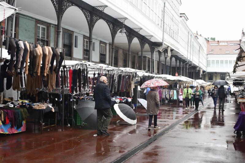 Fotos: El mercado regresa a la plaza entre charcos
