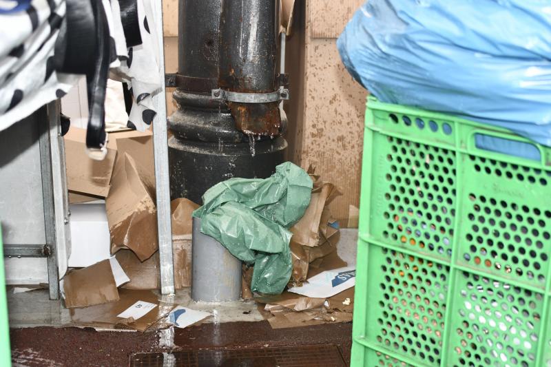 Fotos: El mercado regresa a la plaza entre charcos