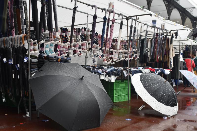 Fotos: El mercado regresa a la plaza entre charcos