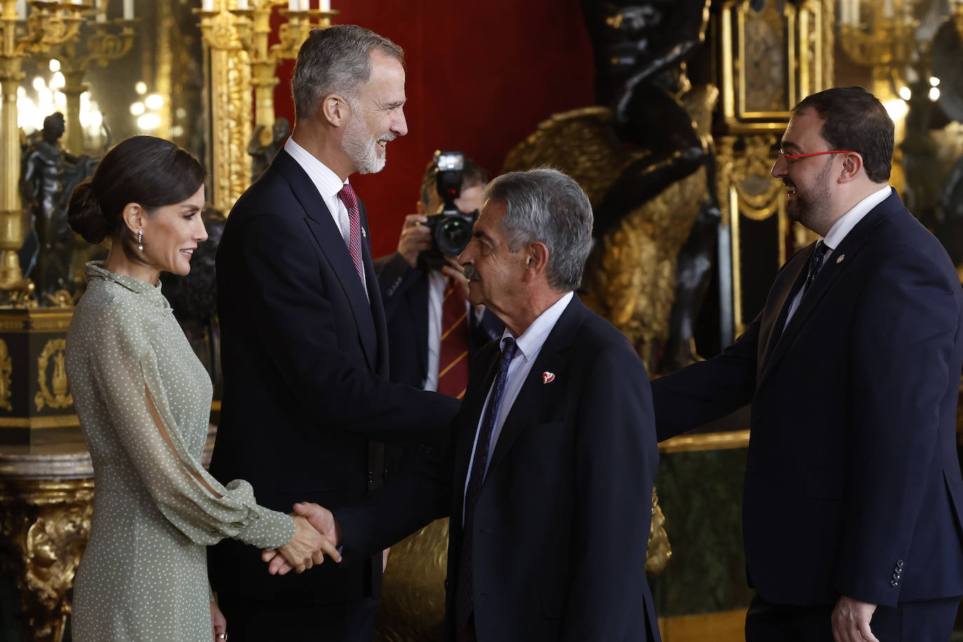 Fotos: Así ha sido la recepción a las autoridades en el Palacio Real