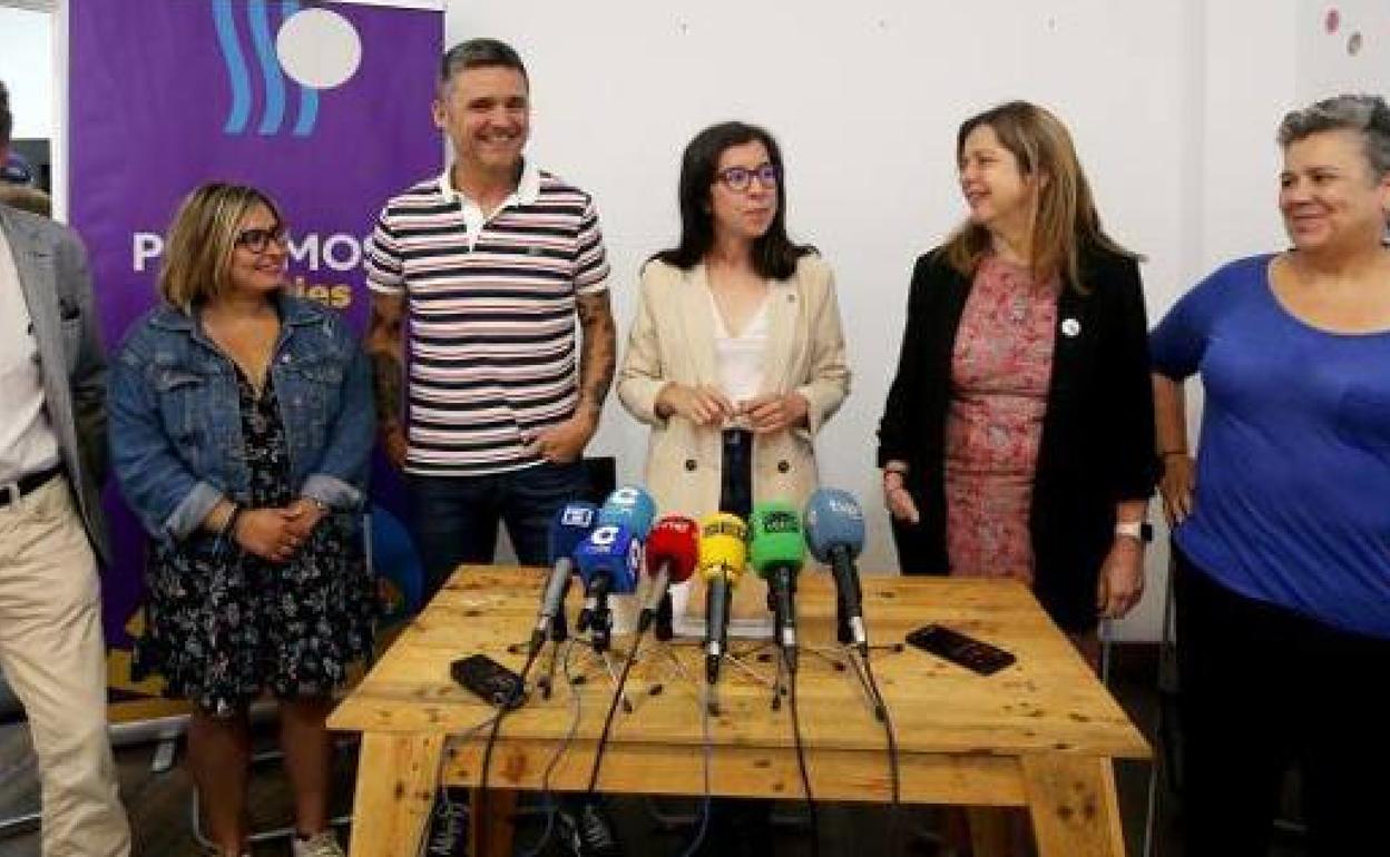 Alba González, en el centro, junto a Rafael Palacios y Ana Taboada, en una imagen de archivo.