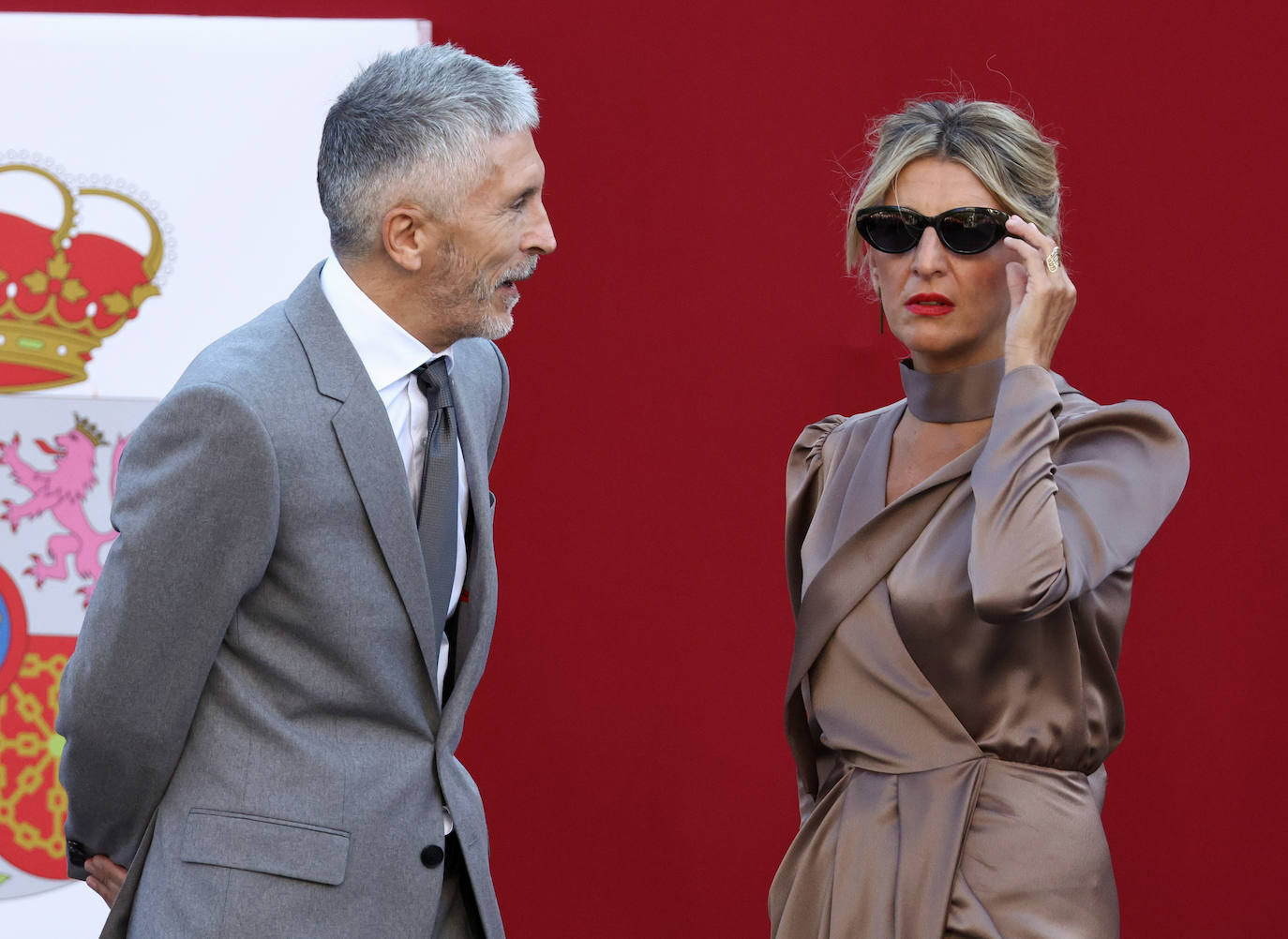 El ministro Fernando Grande Marlaska y la vicepresidenta Yolanda Díaz, antes del desfile. 