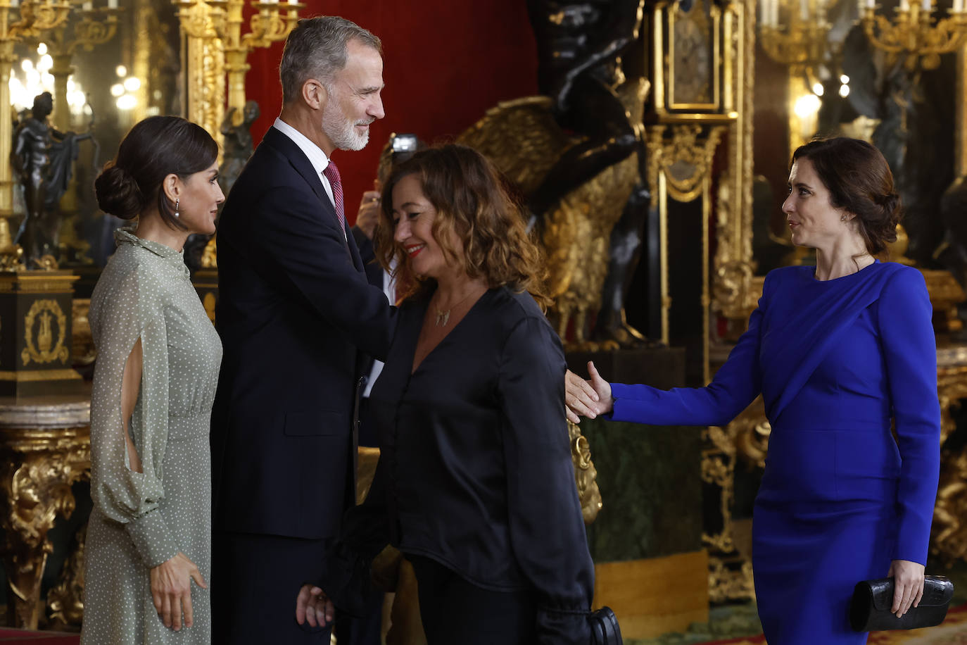 La presidenta de la Comunidad de Madrid, Isabel Díaz Ayuso, saluda, a los Reyes. 