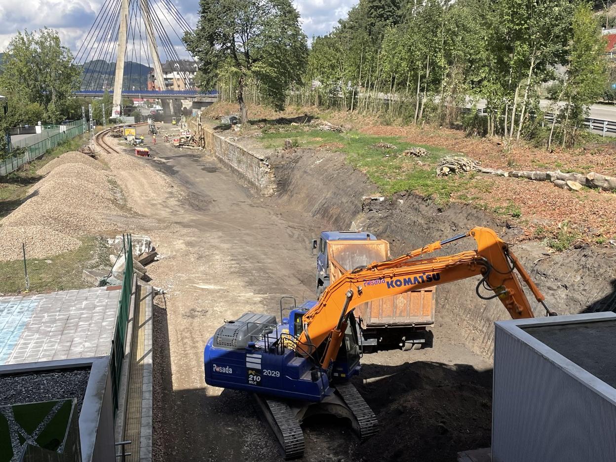 Trabajos para la nueva estación de Los Llerones, en Sama. 