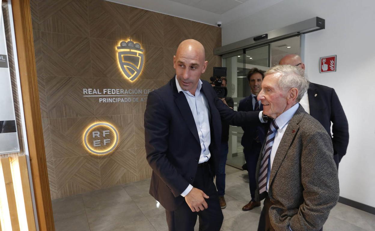 Luis Rubiales, presidente de la RFEF, junto con Maximino Martínez, presidente de honor de la Federación Asturiana.