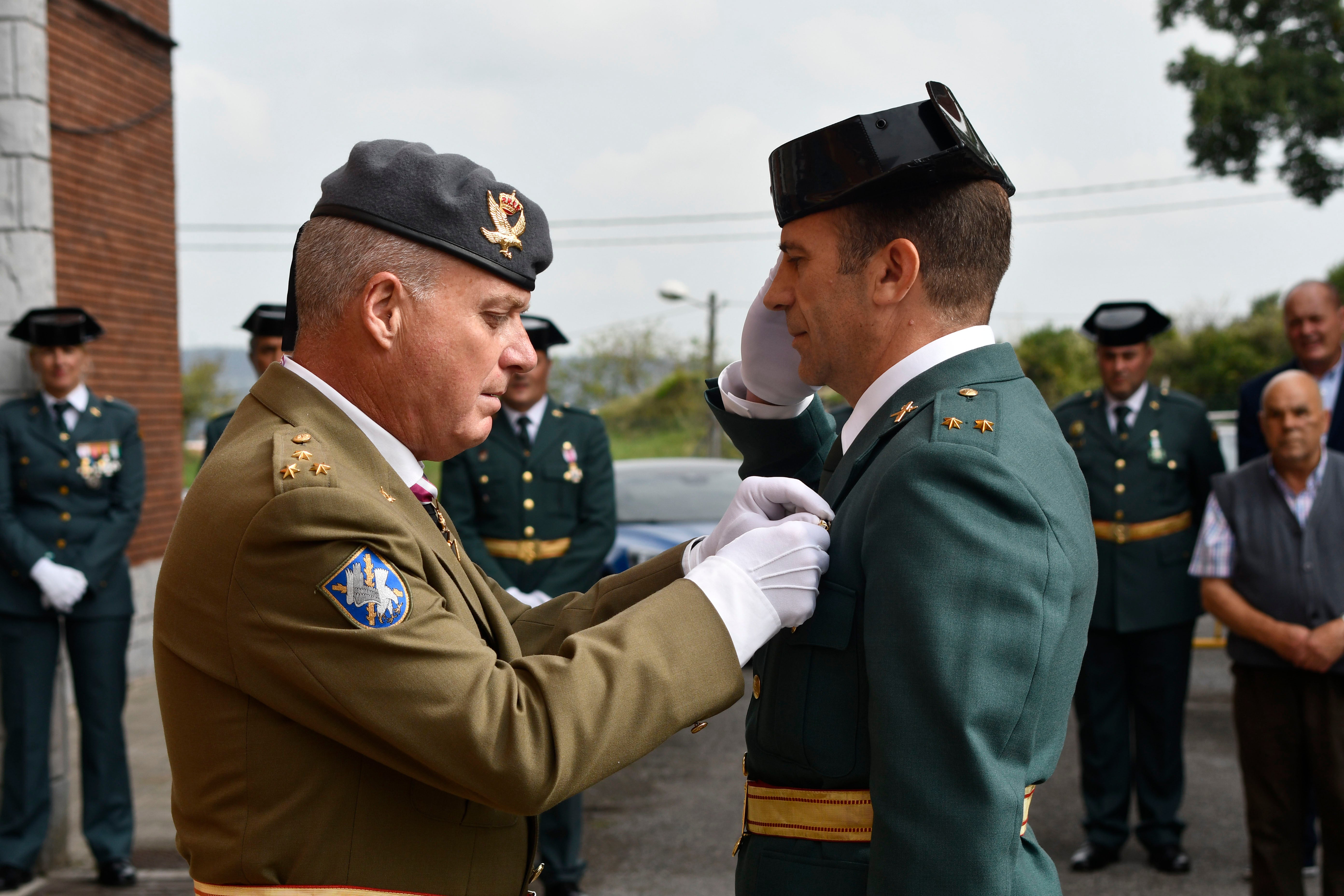 Fotos: La Guardia Civil festeja el Pilar en Bustiello