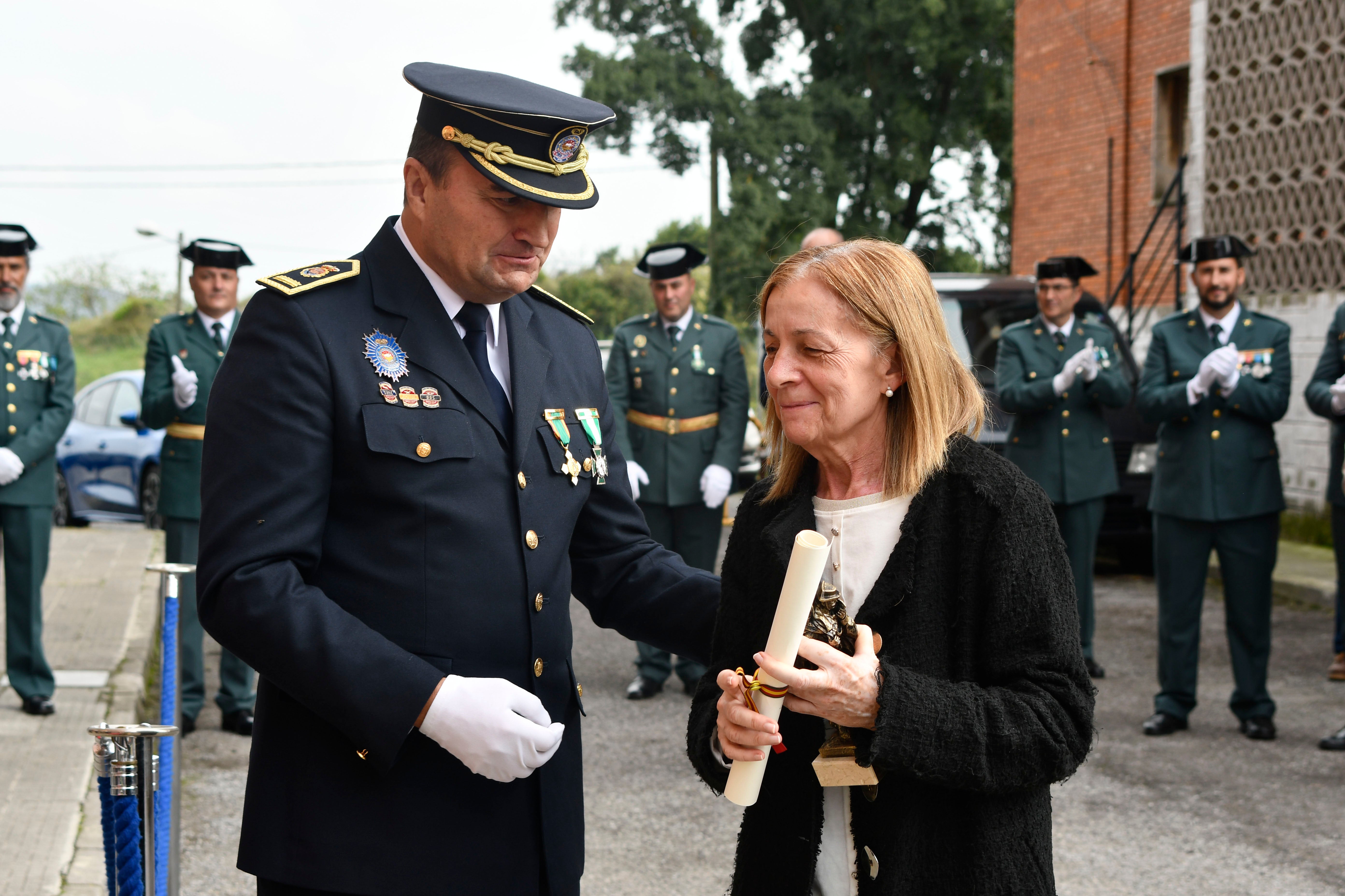 Fotos: La Guardia Civil festeja el Pilar en Bustiello
