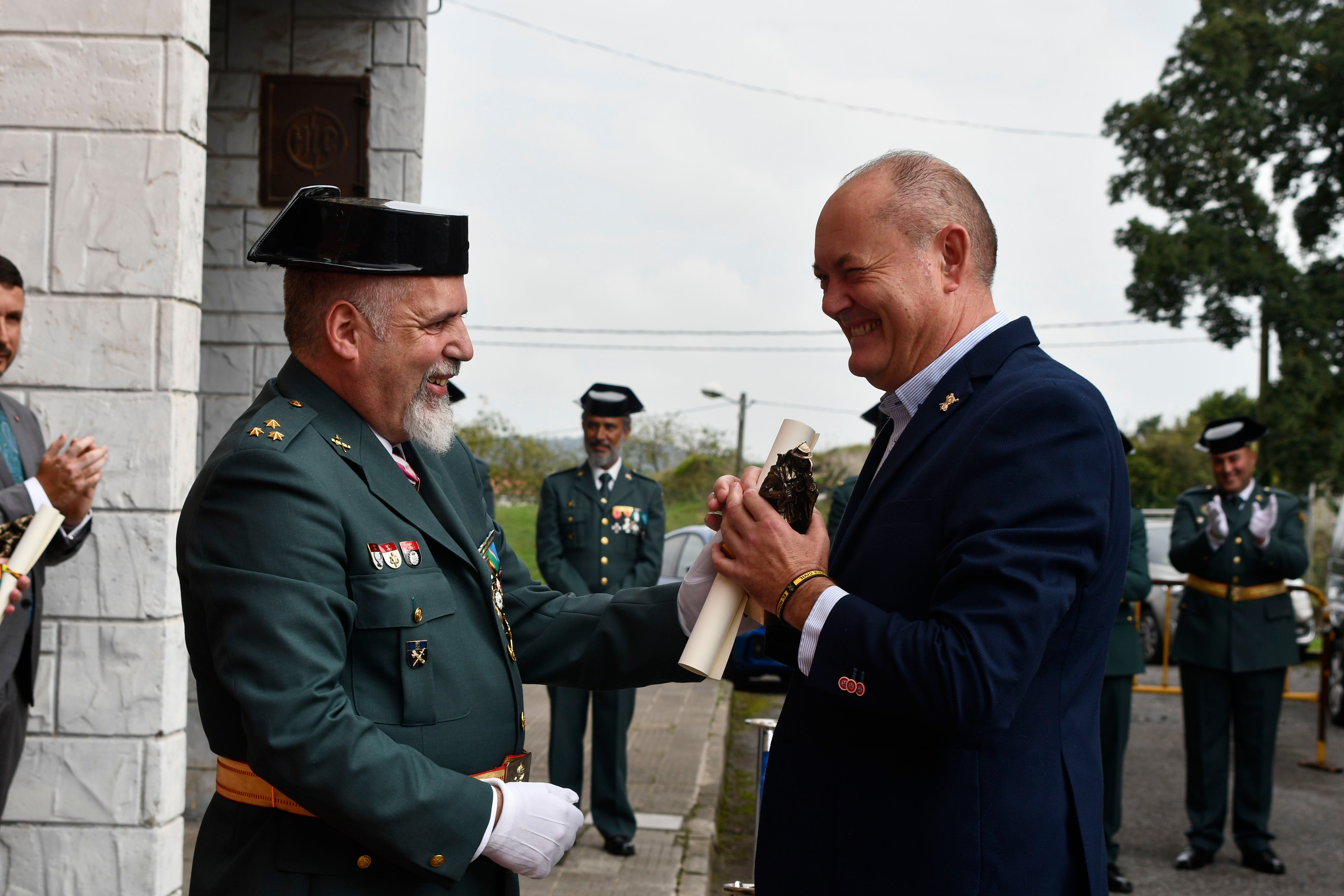 Fotos: La Guardia Civil festeja el Pilar en Bustiello