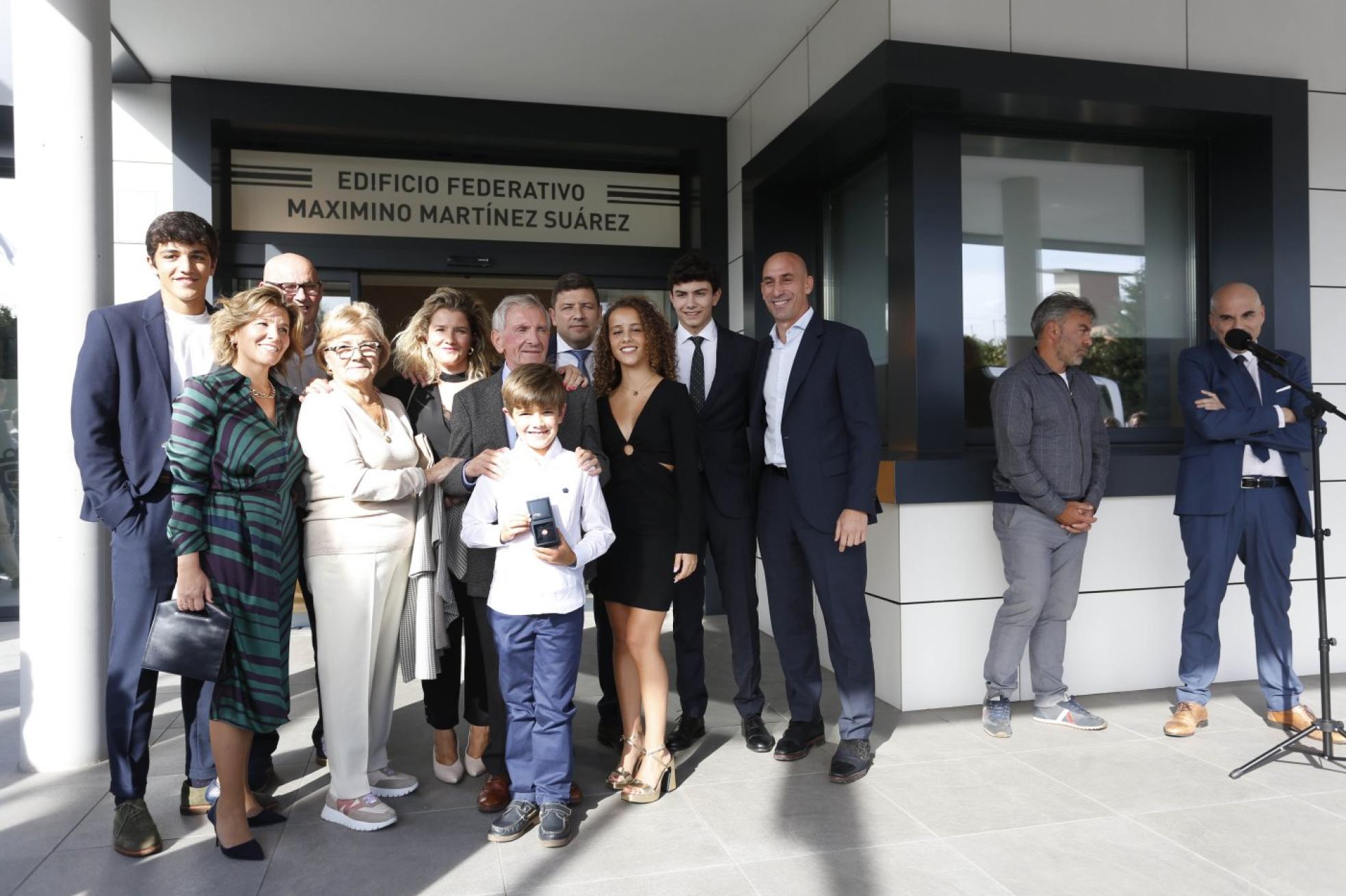 Maximino Martínez, con su familia y los presidentes de la Asturiana, José Ramón Cuetos Lobo, y de la Española, Luis Rubiales. 