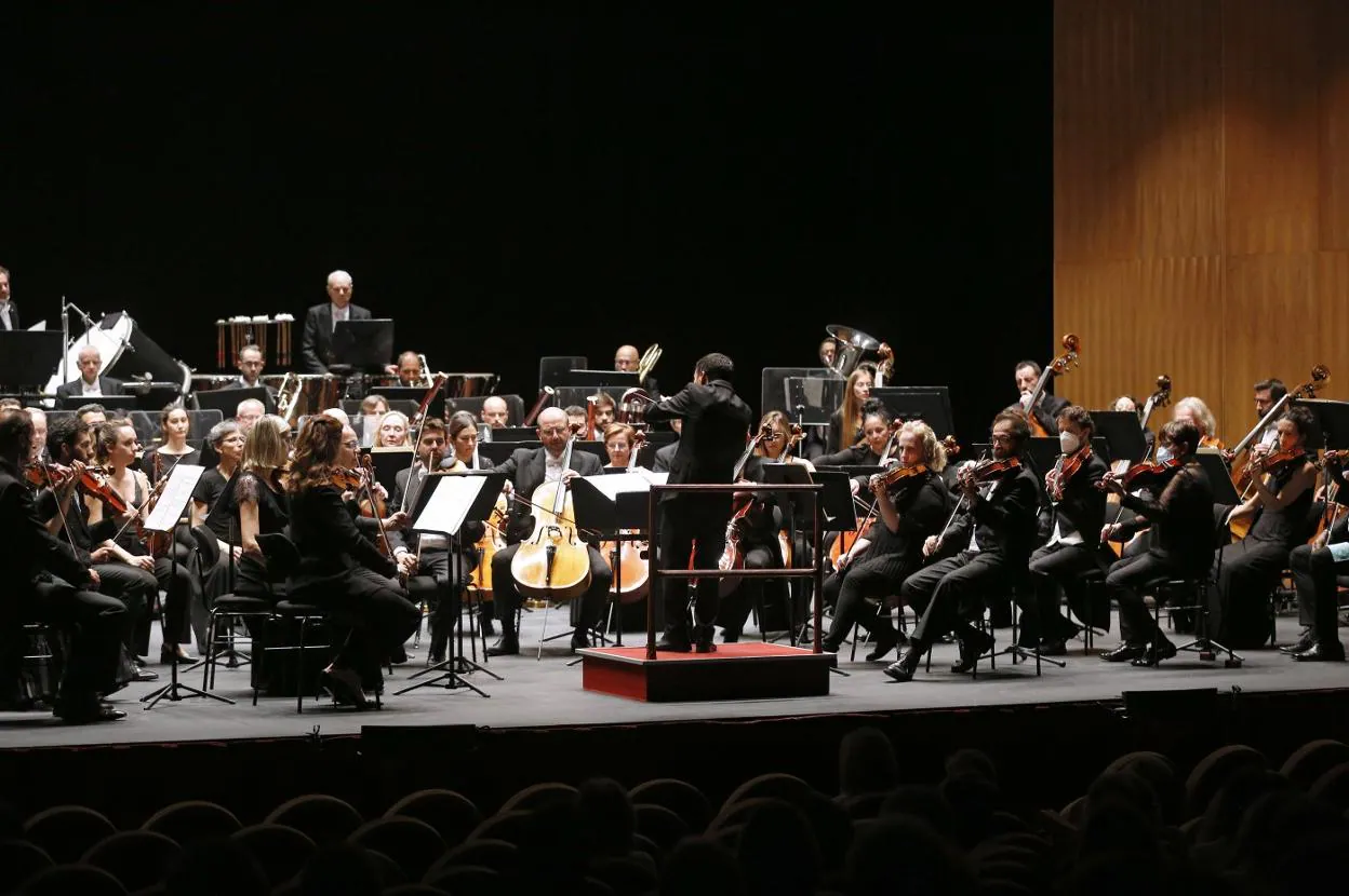 La Orquesta Sinfónica del Principado de Asturias durante su recital, ayer, en Gijón. El primero de su temporada de abono. 