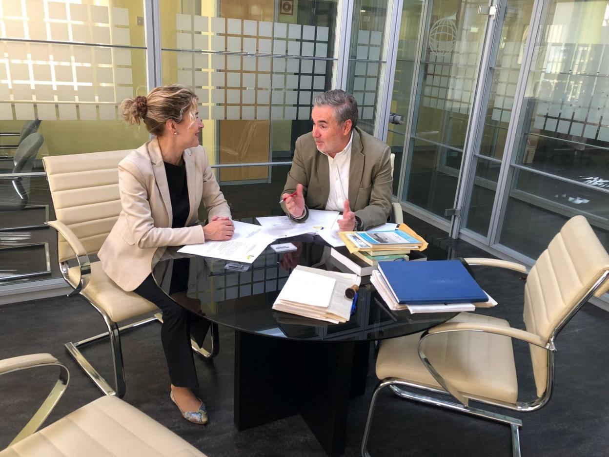 Firma del convenio de cesión del material. 