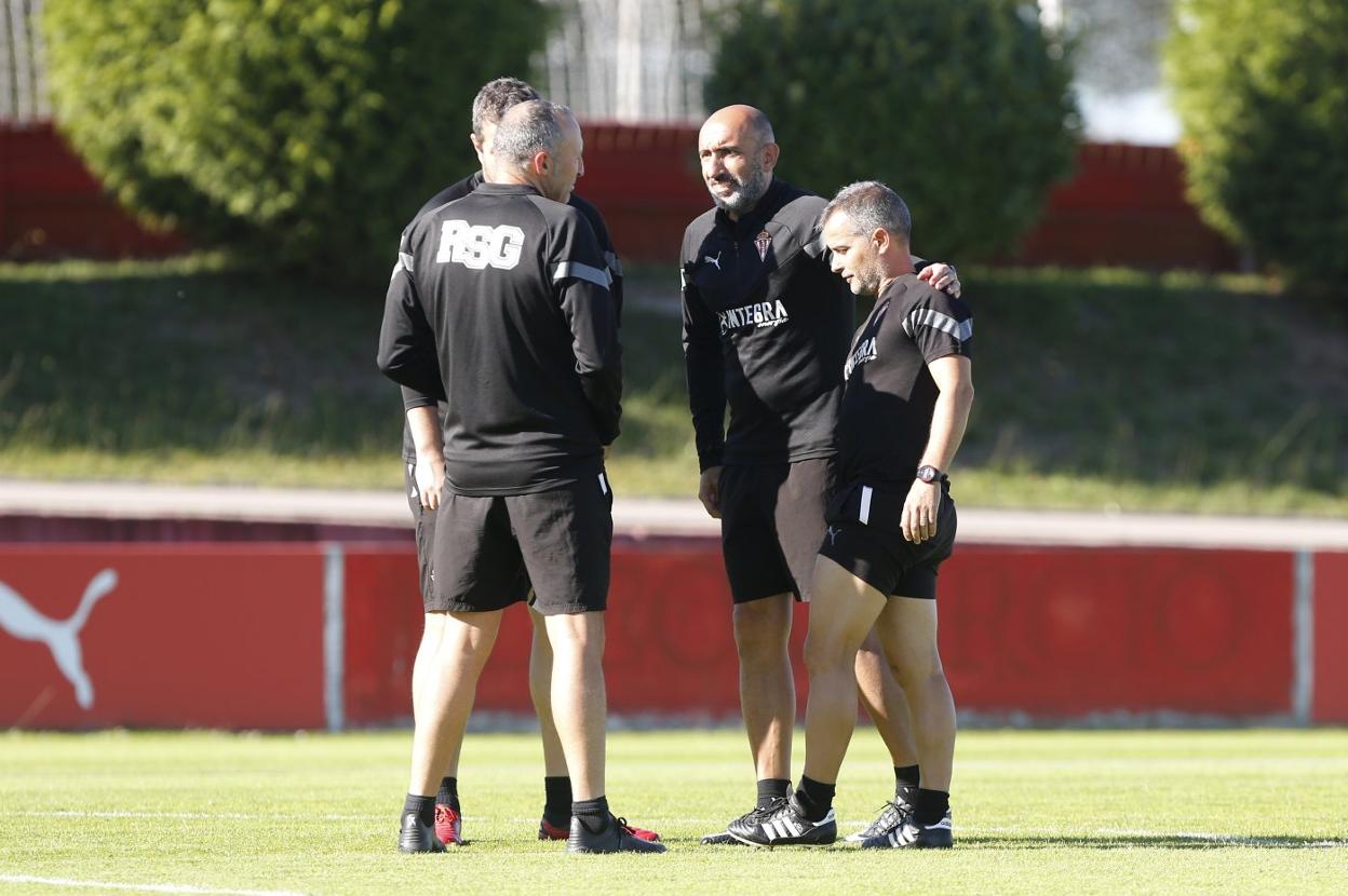 Abelardo, en el inicio del entrenamiento de ayer, tras el regreso a Gijón del equipo, intercambiando impresiones con su cuerpo técnico. 