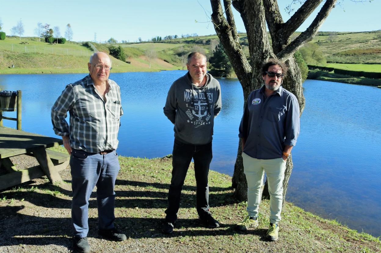 Joaquín Alperi, de la Real Asociación Asturiana de Pesca Fluvial; Pablo Osendi, de la Asociación de Pescadores El Banzao, y Román Herrero, de la Asociación Fuentes del Narcea. 