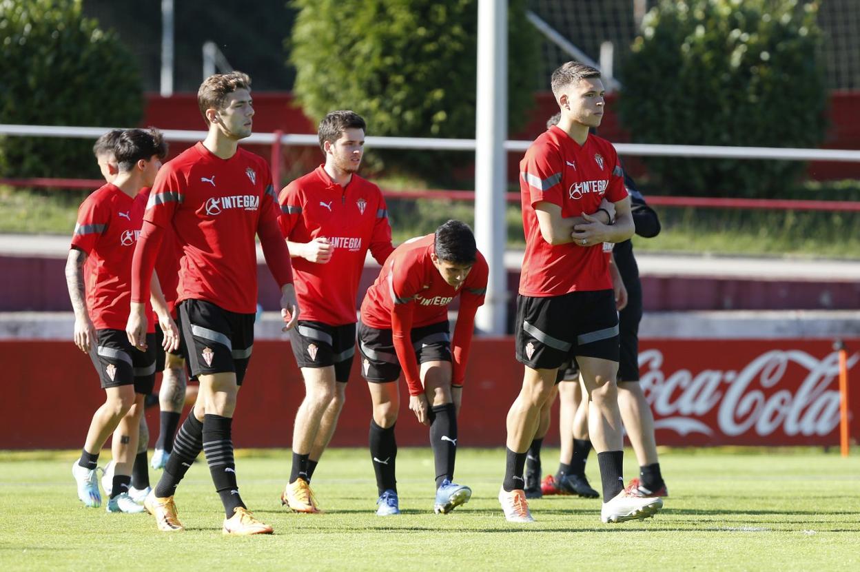 Las caras largas predominaban entre los jugadores que ayer se entrenaron en Mareo tras el viaje desde Granada. 