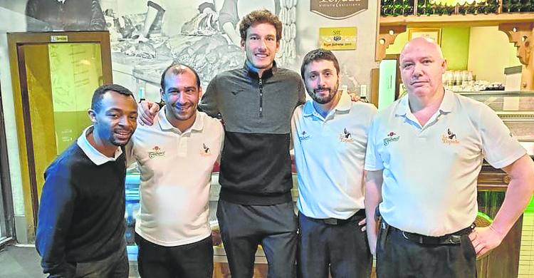 El tenista Pablo Carreño entre Gustavo, José Luis, Jony y César, de La Tonada de Montevil, que visitó con su esposa y sus padres