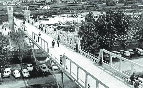 Una pasarela unía la tribuna oeste, con el recinto ferial de la otra orilla del Piles, hasta que fue derribada en 1999.