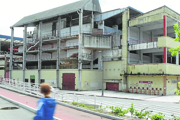 Aspecto que presentaba el chaflán de la esquina de la tribuna este con el fondo norte, antes de la última remodelación.