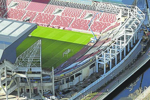 Obras de recrecido del fondo sur, durante las últimas obras, que afectaron a todo el edificio.