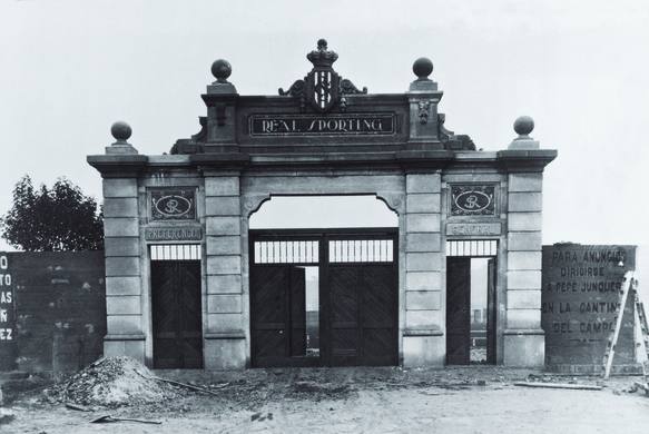 Con las primeras obras de mejora, se dotó al campo de una puerta monumental de entrada.