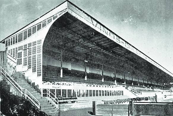 En 1931 ardió la tribuna que se había levantado para el primer partido internacional en 1928.