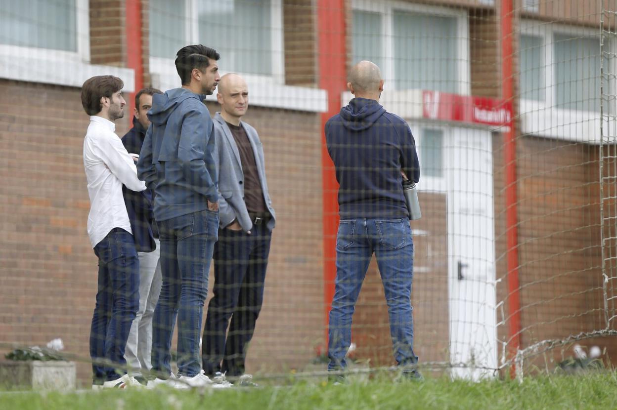 Por la izquierda, Gerardo García, José Riestra, presidente del Atlas; Eduardo Herrera, exjugador del Santos; David Guerra, y el doctor Odín Vite, ayer en Mareo, durante el entrenamiento del Sporting. 