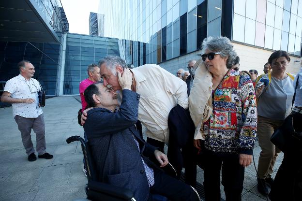 Un cariñoso gesto entre Gerardo Iglesias y el autor, Luis Felipe Capellín, el viernes, a la entrada del HUCA, antes de la rueda de prensa. ALEX PIÑA